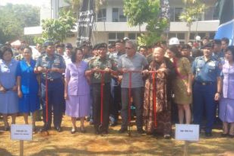 Panglima TNI Jenderal Moeldoko, Pendiri Museum Rekor Indonesia (MURI) Jaya Suprana, dan musisi Iwan Fals, bersama-sama membuat lubang peresapan air (biopori), di Markas Besar TNI Cilangkap, Jakarta Timur, Rabu (24/9/2014).