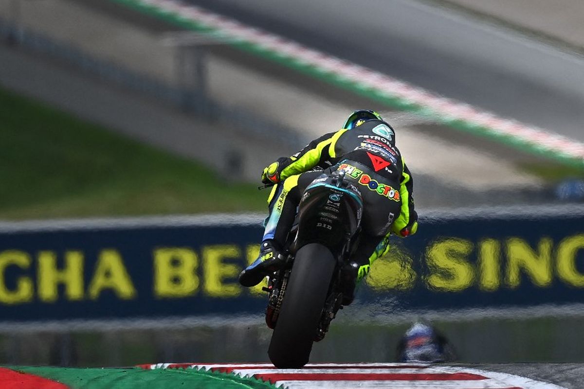 Valentino Rossi saat sesi latihan bebas pada MotoGP Styria 2021. (Photo by JOE KLAMAR / AFP)