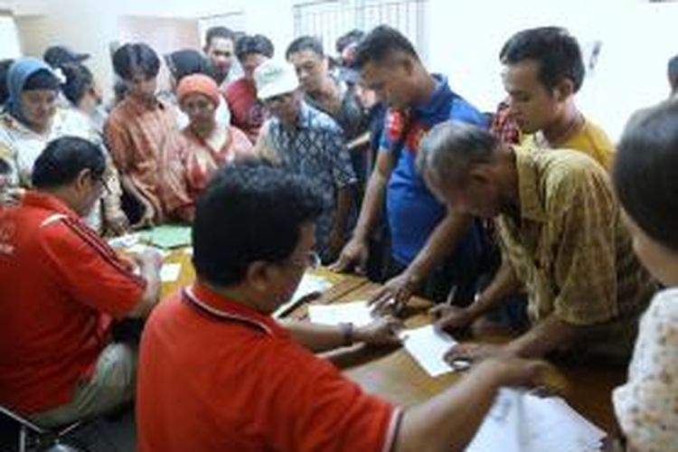 Pedagang kaki lima mendaftarkan diri untuk mendapatkan kios di Pasar Blok G, Tanah Abang, Jakarta Pusat, Rabu (31/7/2013). Pendaftaran terkait penertiban dan relokasi pedagang kaki lima di kawasan Tanah Abang itu akan berlangsung hingga Jumat, 2 Agustus 2013.