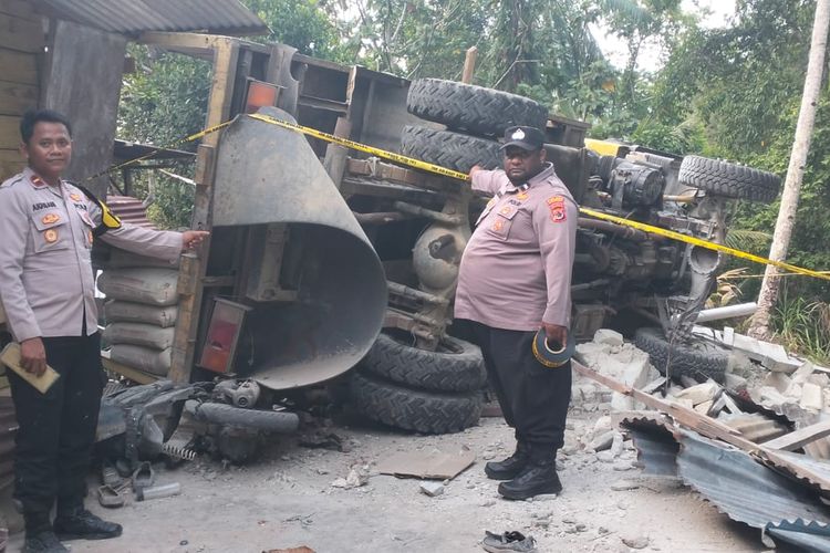 Diduga Rem Blong, Truk Tabrak Garasi dan 7 Motor di Jayapura, 1 Penumpang Meninggal