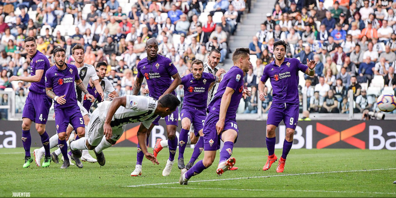 Alex Sandro menyundul bola yang berujung gol untuk Juventus pada laga pekan ke-33 Serie A melawan Fiorentina di Stadion Allianz, Turin, Sabtu (20/4/2019).