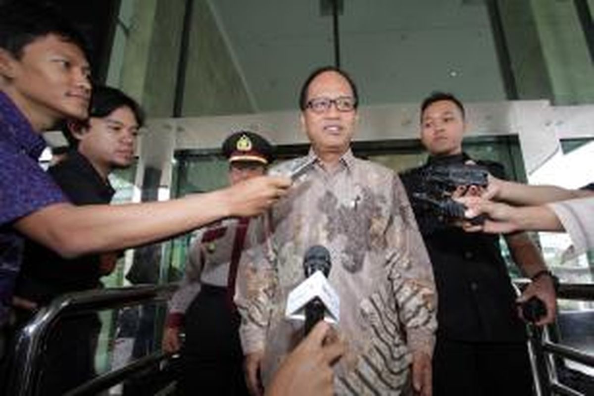 Menteri Riset Teknologi dan Pendidikan Tinggi Muhammad Nasir mendatangi Komisi Pemberantasan Korupsi (KPK) di Kuningan, Jakarta, Senin (17/11/2014). M Nasir menyerahkan laporan harta kekayaan penyelenggara negara (LHKPN) kepada KPK sebagai kewajiban terkait jabatannya sebagai menteri.