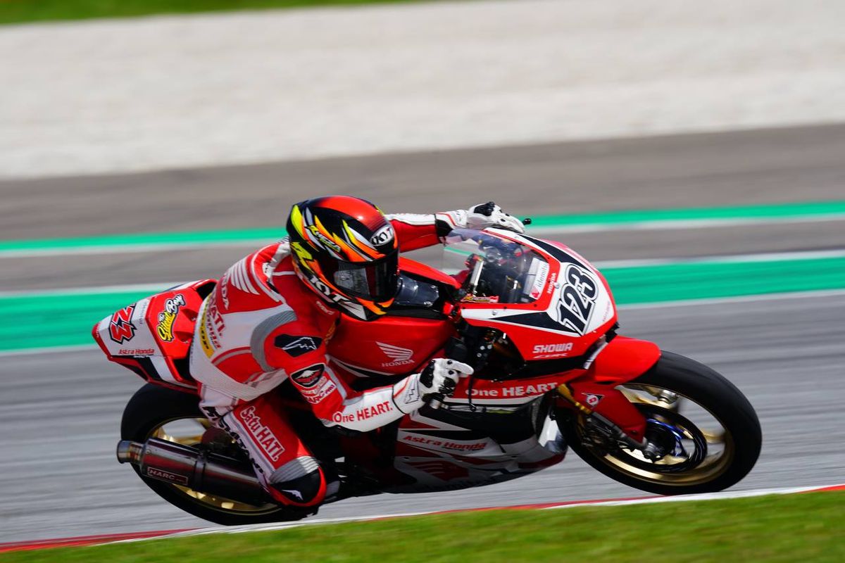 Rheza Danica saat membalap di Sirkuit Sepang, Malaysia, Sabtu (28/5/2022). Ia berhasil meraih podium kedua race 1 seri putaran kedua Asia Road Racing Championship (ARRC) 2022 kelas  Asian Production 250 (AP250).