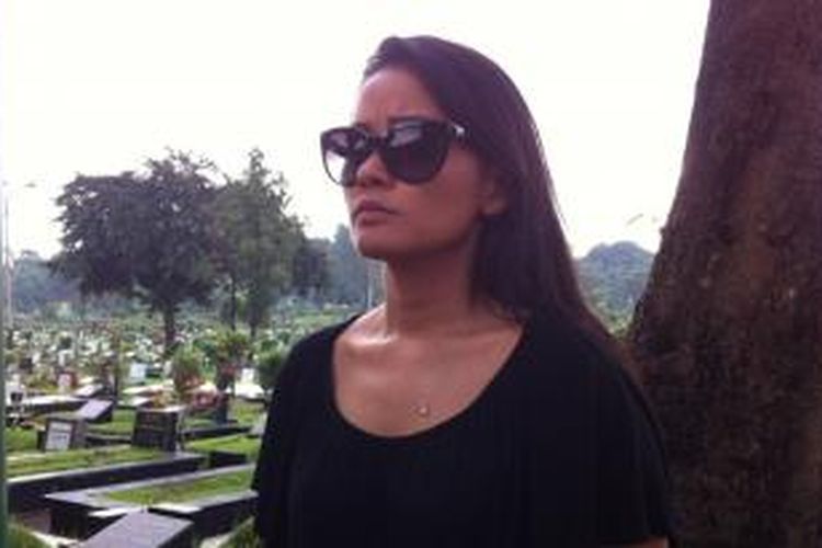 Titi Rajo Bintang, yang mantan istri Sri Aksana Sjuman Djaja atau Aksan, diwawancara usai pemakaman ibu Aksan, seniwati balet nasional Farida Oetoyo, di Tempat Pemakaman Umum Tanah Kusir, Kebayoran Lama, Jakarta Selatan, Minggu (18/5/2014) siang.