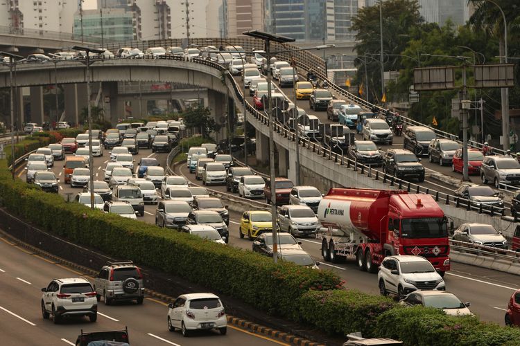 Suasana lalu lintas di ruas Jalan Gatot Subroto, Jakarta, Senin (17/5/2021). Pada hari pertama kerja usai libur Lebaran, lalu lintas Jakarta kembali padat.