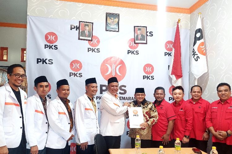 Ngesti Nugraha ditemani jajaran pengurus DPC PDI Perjuangan Kabupaten Semarang mengembalikan formulir pendaftaran ke DPD PKS Kabupaten Semarang