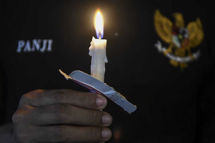 Seorang tenaga kesehatan membawa lilin saat akan memberi penghormatan terakhir pada jenazah rekannya Liza Putri Noviana di Rumah Sakit Darurat COVID-19 (RSDC) Wisma Atlet Kemayoran, Jakarta, Kamis (24/6/2021) Liza merupakan tenaga kesehatan pertama di RSDC yang meninggal dunia karena terpapar COVID-19. ANTARA FOTO/M Risyal Hidayat/rwa.