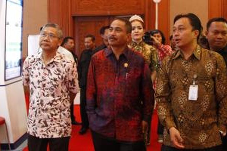 Menteri Pariwisata Arief Yahya (tengah) melihat sejumlah stan pada Kompas Travel Fair 2015 di Jakarta Convention Center, Senayan, Jakarta, Jumat (28/8/2015). Pameran yang berlangsung hingga 30 Agustus ini menawarkan berbagai promo tiket, destinasi wisata dalam dan luar negeri hingga hotel