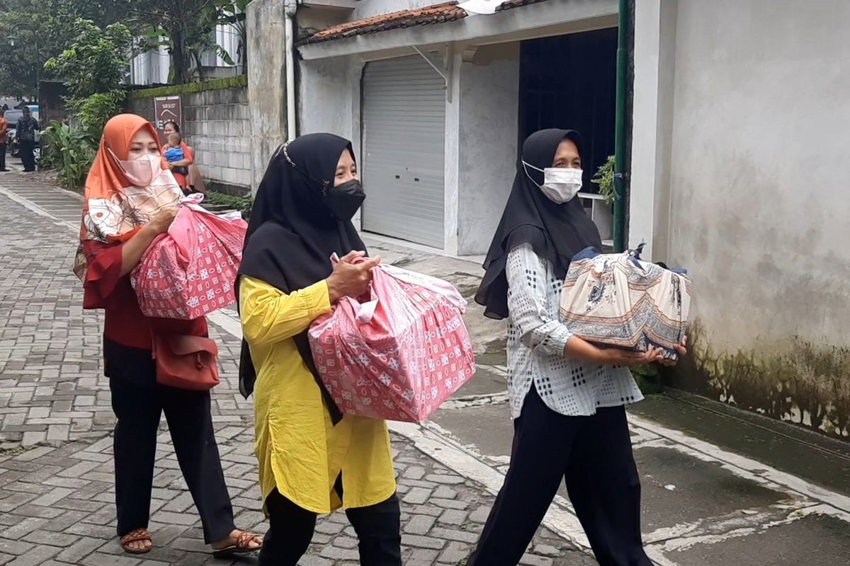 Ibu-ibu saat hendak mengantarkan Ater-ater ke tetangga-tetangga di tempat tinggal Erina Gudono Purwosari RT 03/RW 59, Sinduadi, Kapanewon Mlati, Kabupaten Sleman.