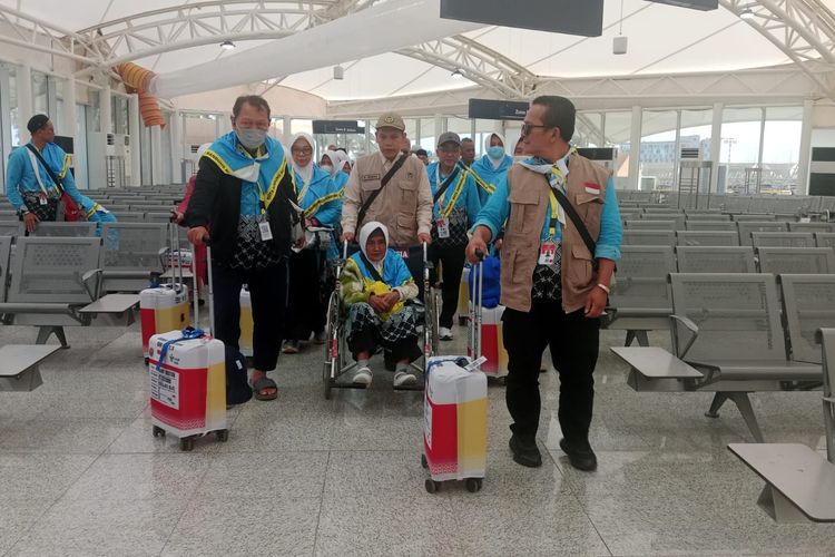 Kisah Mak Emen: 60 Tahun Nabung dari Jual Ikan Asin, Akhirnya Tiba di Tanah Suci