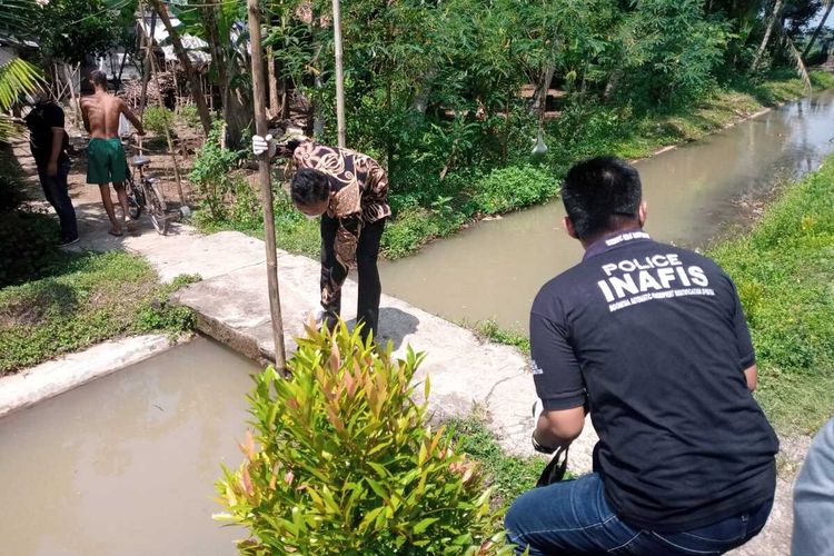 Polisi mengecek lokasi tenggelamnya bocah di irigasi Desa Sidogede, Kecamatan Prembun, Kabupaten Kebumen, Jawa Tengah, Minggu (17/4/2022).