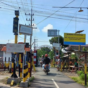 Perlintasan kereta api di Kaliombo, Kediri, Jawa Timur.