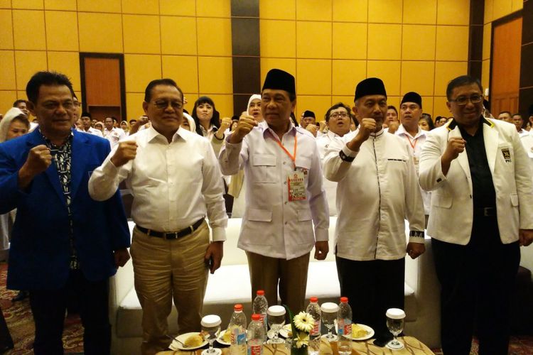 Dewan Pimpinan Daerah (DPD) Partai Gerindra Jawa Barat menyerahkan Surat Keputusan (SK) dukungan kepada pasangan Mayjen (Purn) Sudrajat-Ahmad Syaikhu sebagai bakal calon gubernur dan wakil gubernur dalam ajang Pilkada Jawa Barat 2018 di Hotel Prime Park, Jalan PHH Mustopha, Kota Bandung, Minggu (7/1/2018).