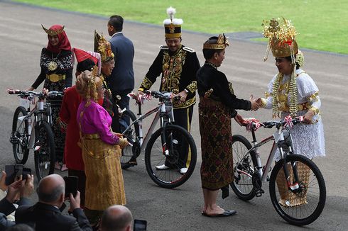 Sultan dari Kalimantan Dapat Sepeda dari Jokowi 