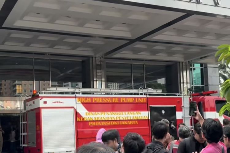 Kebakaran di Menara Batavia Jakpus, Karyawan Berhamburan Selamatkan Diri