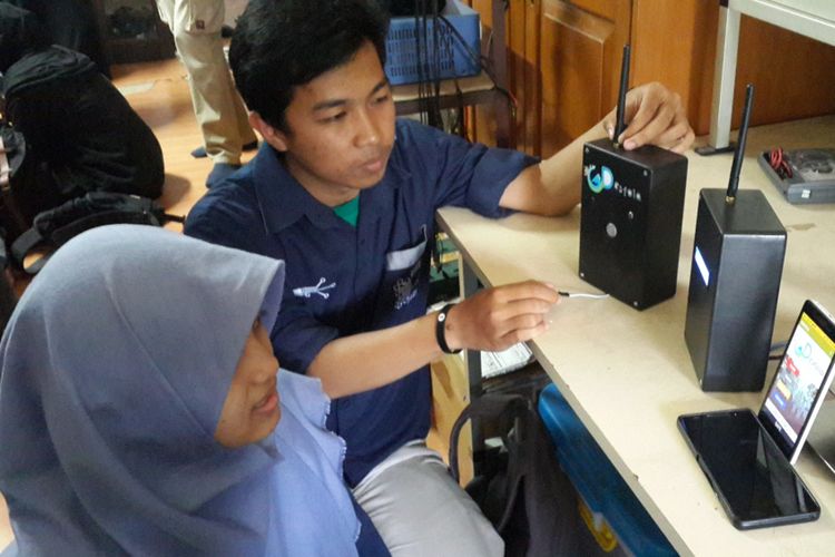 Mahasiswa Universitas Brawijaya saat menunjukkan alat pendeteksi bencana hasil inovasinya, Selasa (2/10/2019)