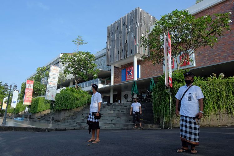 Pecalang atau petugas pengamanan desa adat di Bali memantau situasi di area pusat perbelanjaan saat Hari Raya Nyepi Tahun Baru Saka 1944 di wilayah Desa Sumerta Kelod, Denpasar, Bali, Kamis (3/3/2022). 