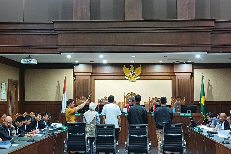 Staf Sekretaris mahkamah Agung nonaktif Hasbi Hasan, Tri Mulyani (paling kiri) dan tiga saksi lainnya disumpah di muka sidang pada Pengadilan Tindak Pidana Korupsi (Tipikor), Jakarta Pusat, Selasa (9/1/2024).