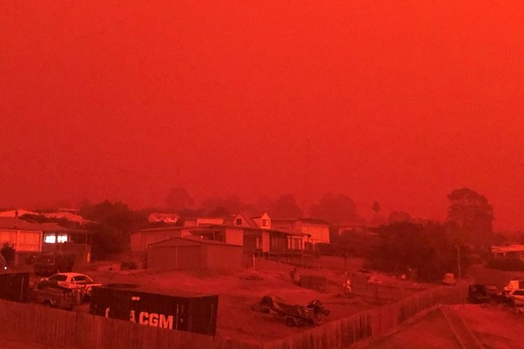 Langit berwarna merah terlihat saat kebakaran hutan terjadi di dekat kota Mallacoota, Victoria, Australia, Sabtu (4/1/2020), dalam foto yang didapatkan dari media sosial.