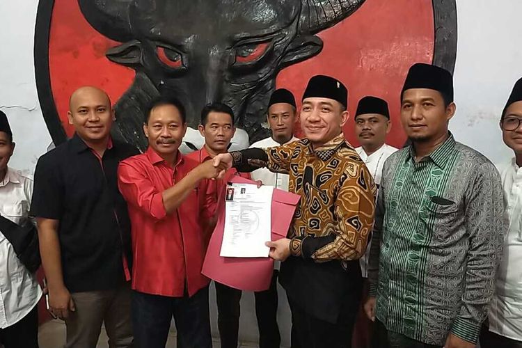 Anggota DPR RI Hasbi Asyidiki Jayabaya (Berbatik dan memegang formulir) menyerahkan formulir Bacabup Lebak di PDI-P , Selasa (30/4/2024).
