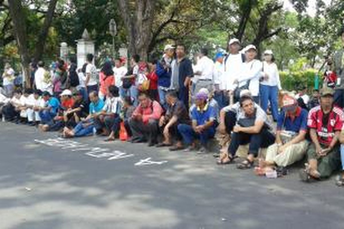 Sebanyak ratusan orang sudah menunggu di depan Istana Merdeka, untuk bisa menjadi bagian dari 700 orang yang diterima Joko Widodo masuk ke Istana, Senin (20/10/2014).