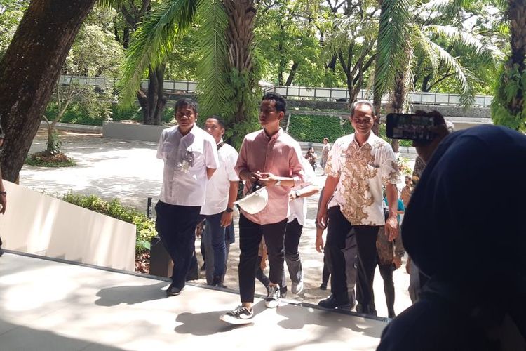 Wali Kota Solo Gibran Rakabuming Raka meninjau Taman Balekambang Solo, Jawa Tengah, Selasa (13/2/2024).