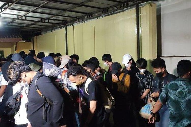 Ratusan PMI Ilegal yang gagal berangkat ke Kamboja saat tiba di Polda Sumut, Jumat (12/8/2022). 