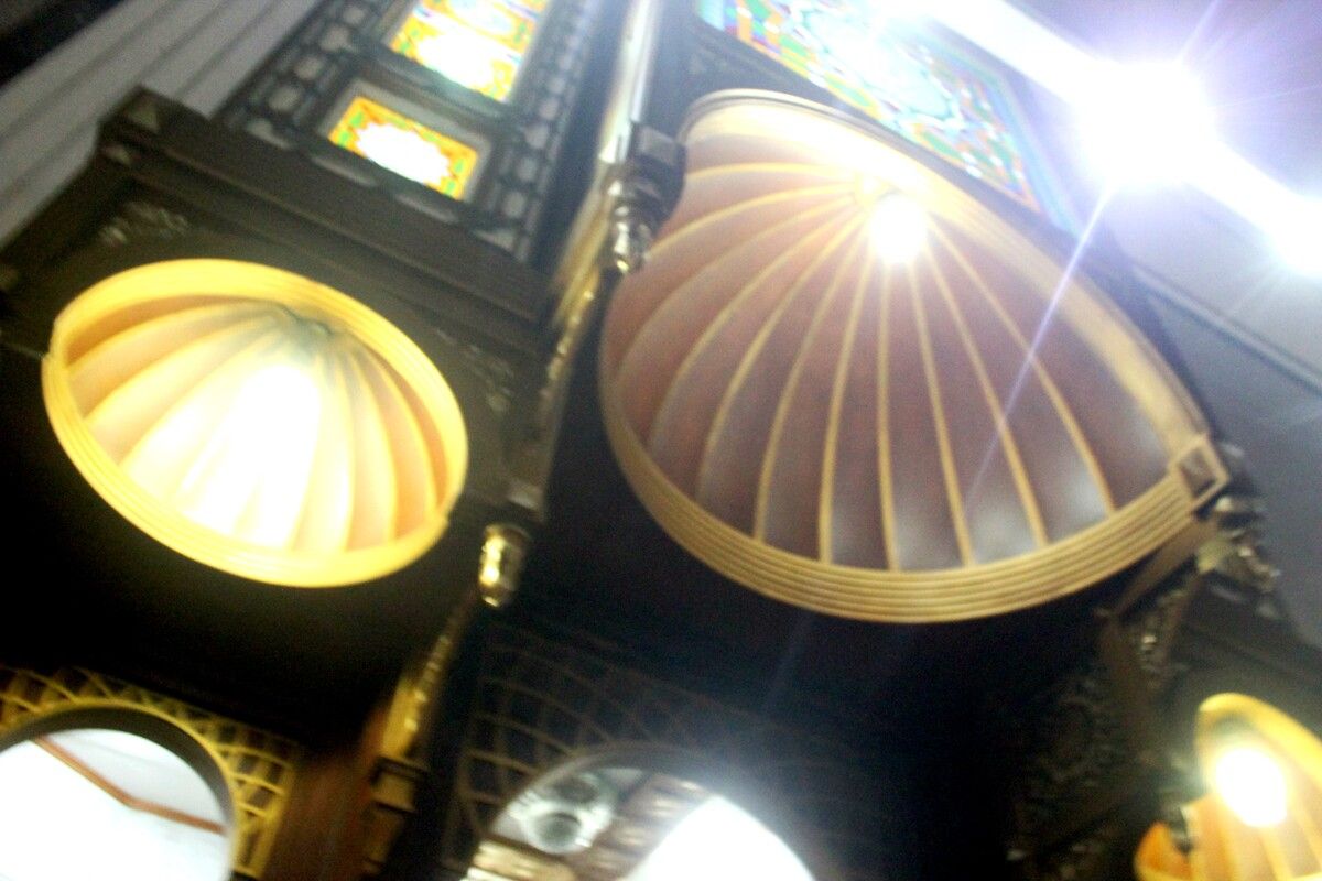 Ornamen mimbar Masjid Agung Cianjur yang bernuansa campuran budaya Sunda, Jawa dan Turki.