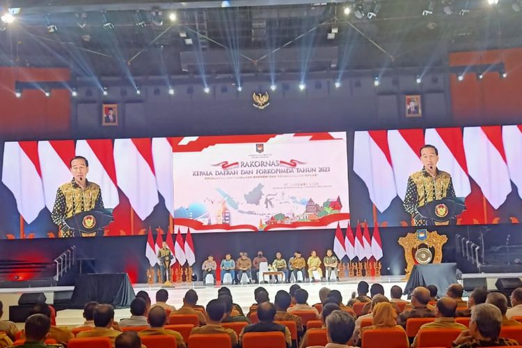 Presiden Joko Widodo memberikan sambutan saat menghadiri Rapat Koordinasi Nasional di Sentul International Convention Center (SICC), Bogor, Selasa (17/1/2023). 