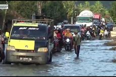 Tak Ada Hujan, Warga Polewali Terkejut Tiba-tiba Banjir Rendam Permukiman dan Jalan Trans Sulawesi