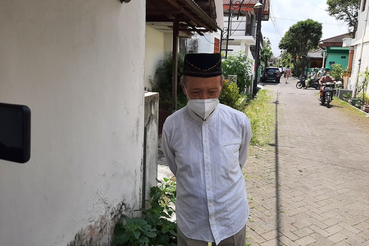 Mantan Ketua Umum PP Muhammadiyah Buya Syafii Maarif saat menemui wartawan di sekitar kediamanya di Nogotirto, Gamping, Sleman