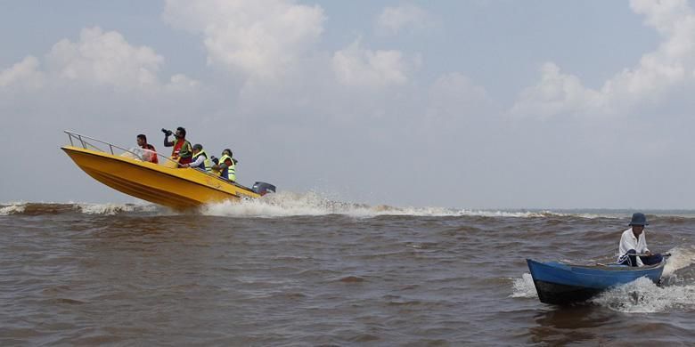 Pemandangan ombak saat bono datang. Ketinggian ombak bervariasi dari dua sampai empat meter. Semakin mendekati sumber pasang di laut, bono semakin besar dan berbahaya. 