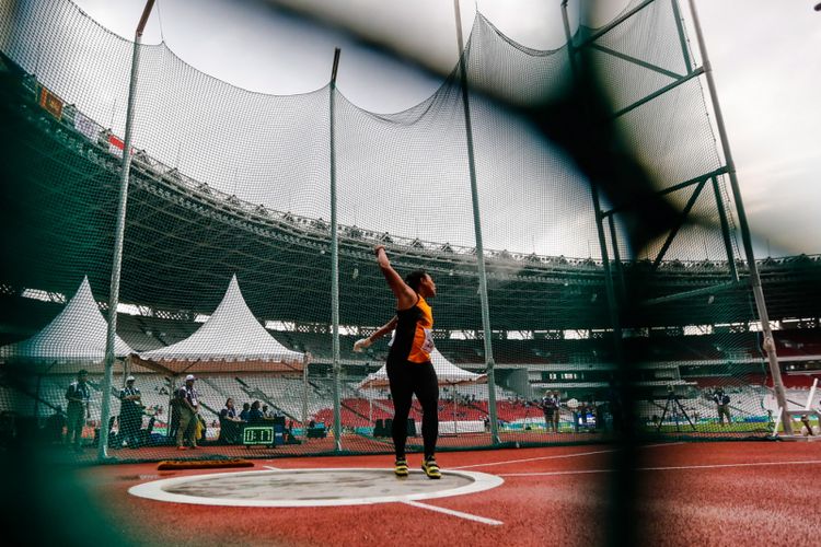 Pelontar Martil asal Malaysia, Nurfazira melontarkan martilnya saat perebutan Medali Emas 18th Asian Games Invitation Tournament di Stadion Utama Gelora Bung Karno, Senayan, Jakarta, Selasaa (13/2/2018).