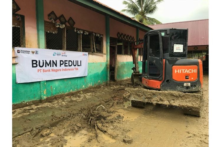 Alat berat dikerahkan BNI melalui program BUMN Peduli untuk membersihkan lumpur sisa banjir di MIN 33 Aceh Utara guna mempercepat pemulihan aktivitas belajar mengajar pascabencana. 