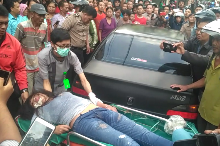 Seorang perempuan penumpang mobil sedan yang berhenti mendadak di tengah Jalan Letjen Sutoyo Kota Kediri, Jawa Timur, Senin (23/4/2018), dievakuasi ke rumah sakit. Kondisinya lemas dengan banyak muntahan.