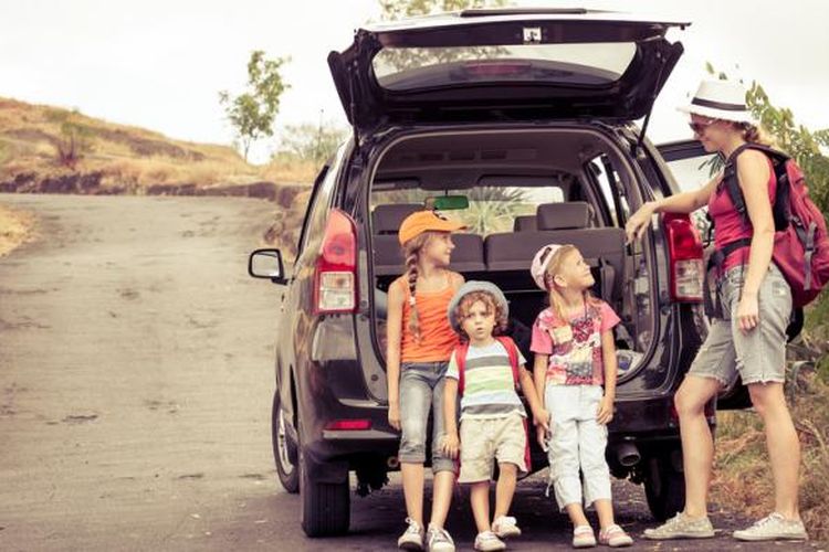 Berwisata dengan anak-anak dengan keliling naik mobil. 