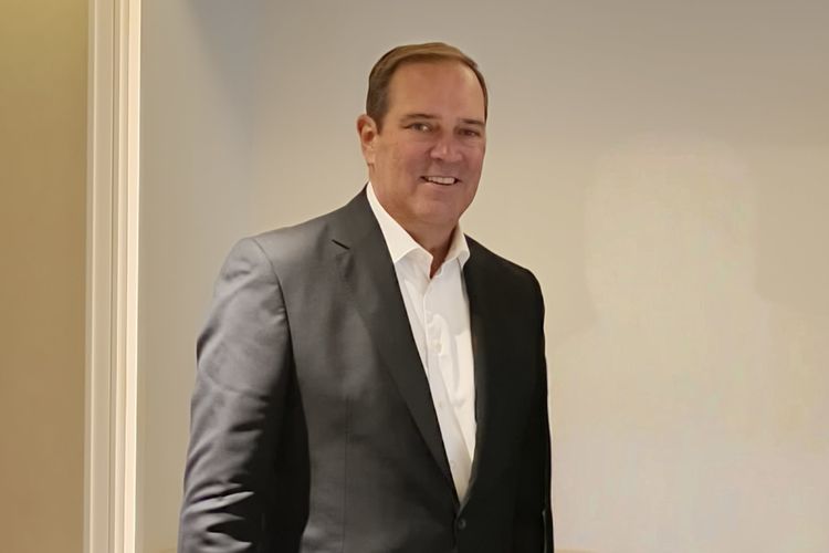Chair & CEO Cisco, Chuck Robbins ketika berkunjung pertama kali ke Indonesia dan hadir dalam wawancara eksklusif bersama KompasTekno di Hotel St. Regis, Jakarta Selatan, Jumat (11/7/2025).