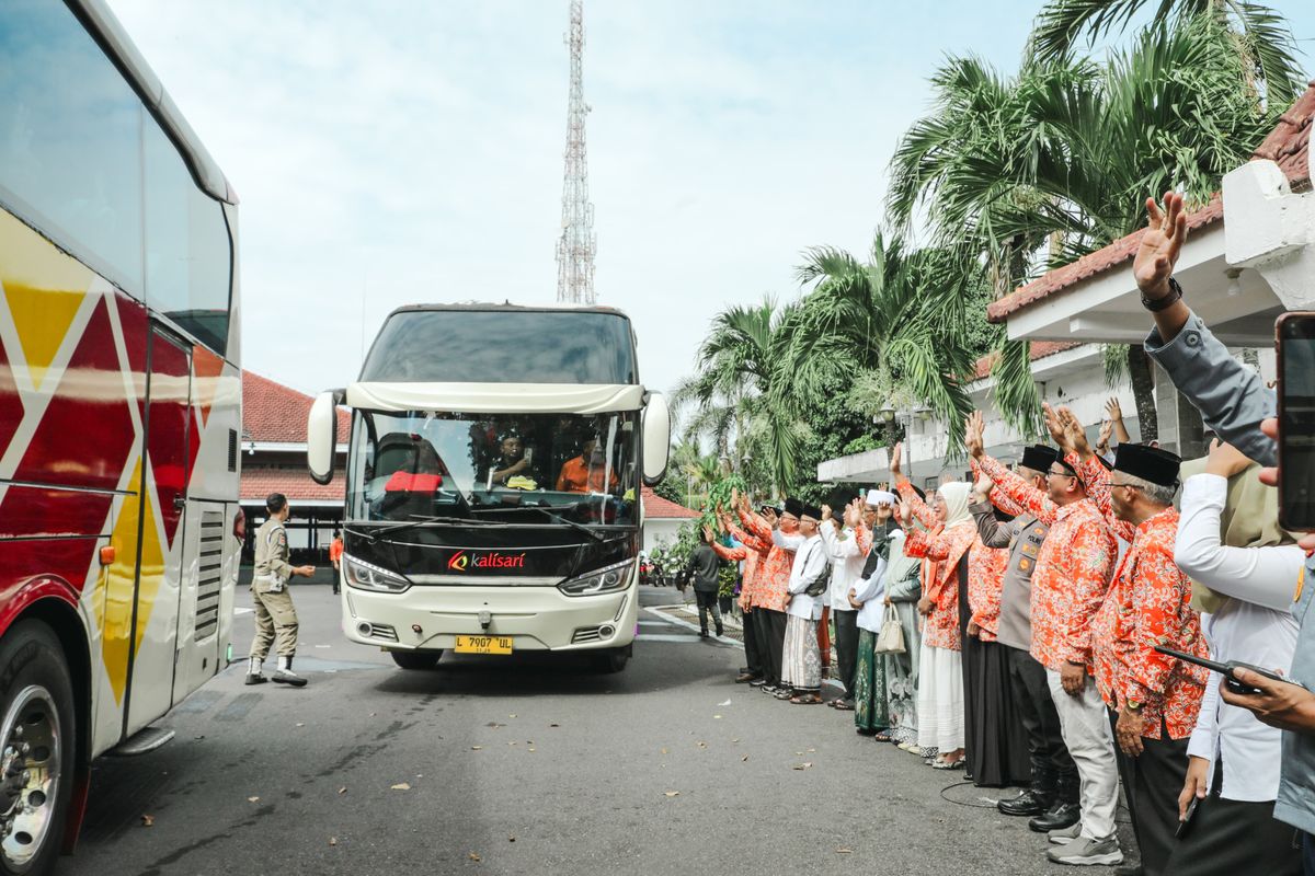 Prosesi pemberangkatan 721 calon jemaah haji asal Lumajang, Minggu (11/5/2025)