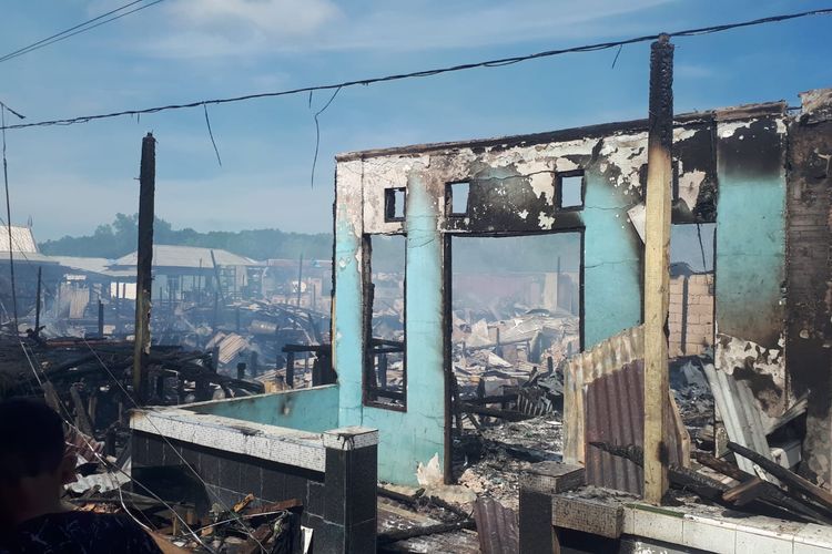 Puing reruntuhan bekas kebakaran di perumahan pesisir Karang Anyar Pantai, Tarakan Kaltara, Kamis (29/6/2023)
