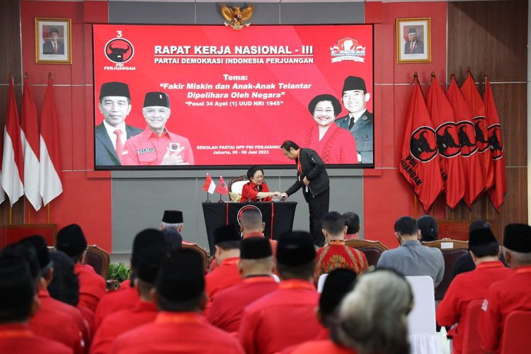 Ketua Umum PDI-P Megawati Soekarnoputri didampingi Ketua DPP PDI-P Prananda Prabowo sebelum memyampaikan pidato politiknya dalam Rakernas ketiga PDI-P secara tertutup, di Sekolah Partai, Lenteng Agung, Jakarta, Selasa (6/6/2023).