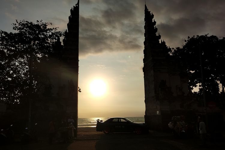 Suasana sunset di Pantai Kuta, Bali, 15 Oktober 2021. 