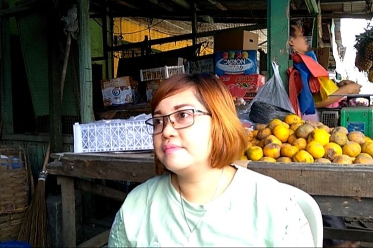 Yanti Limbong (36) mengaku diancam akan diobrak-abrik kios buahnya oleh seseorang yang datang hendak membeli buah naga 1 kg dengan uang Rp 7.000.