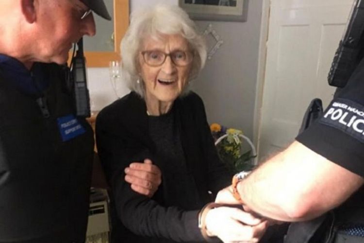 Josie Bird sumringah ketika dua polisi dari Kepolisian Manchester Besar datang untuk menangkapnya. Nenek 93 tahun itu mengaku ingin ditangkap polisi sebagai permintaan terakhir.