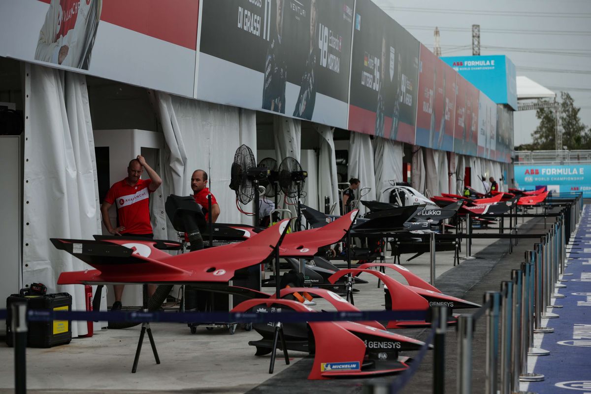 Ilustrasi pit lane balap Formula E.