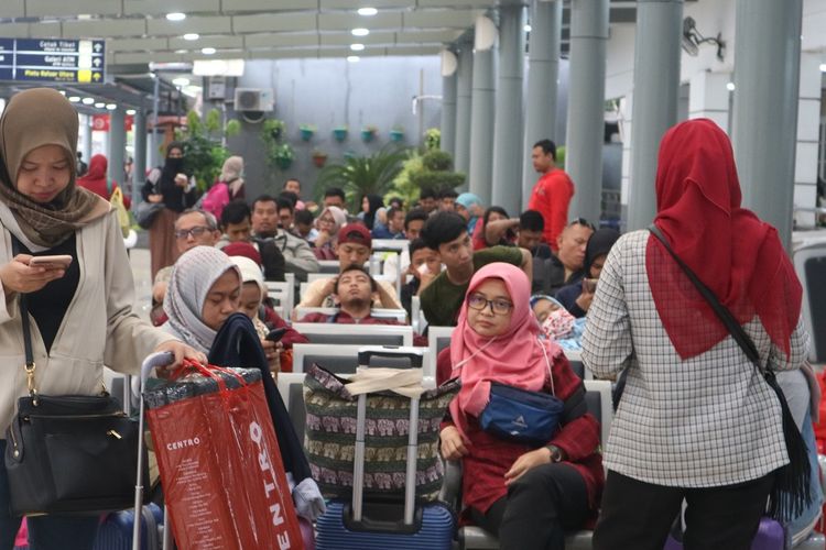 Penumpang kereta api ada beragam macam, ada yang pergi sendirian, ada pula yang pergi bersama teman. Datang lebih cepat di stasiun menjadi salah satu cara agar tidak tertinggal kereta dan perjalanan kereta menjadi nyaman, Jumat (22/11/2019).