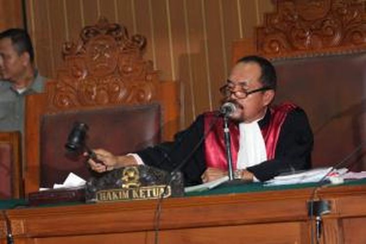 Hakim tunggal Sarpin Rizaldi mengetuk palu saat mengabulkan sebagian gugatan atau permohonan terkait penetapan status tersangka Komjen Pol Budi Gunawan oleh KPK dalam sidang praperadilan di Pengadilan Negeri Jakarta Selatan, Senin (16/2/2015). Hakim memutuskan penetapan tersangka oleh KPK tidak sah secara hukum.  
