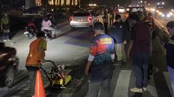 Tak Kunjung Diperbaiki, Warga Tambal Sendiri Jalan Rusak di Parung Bogor