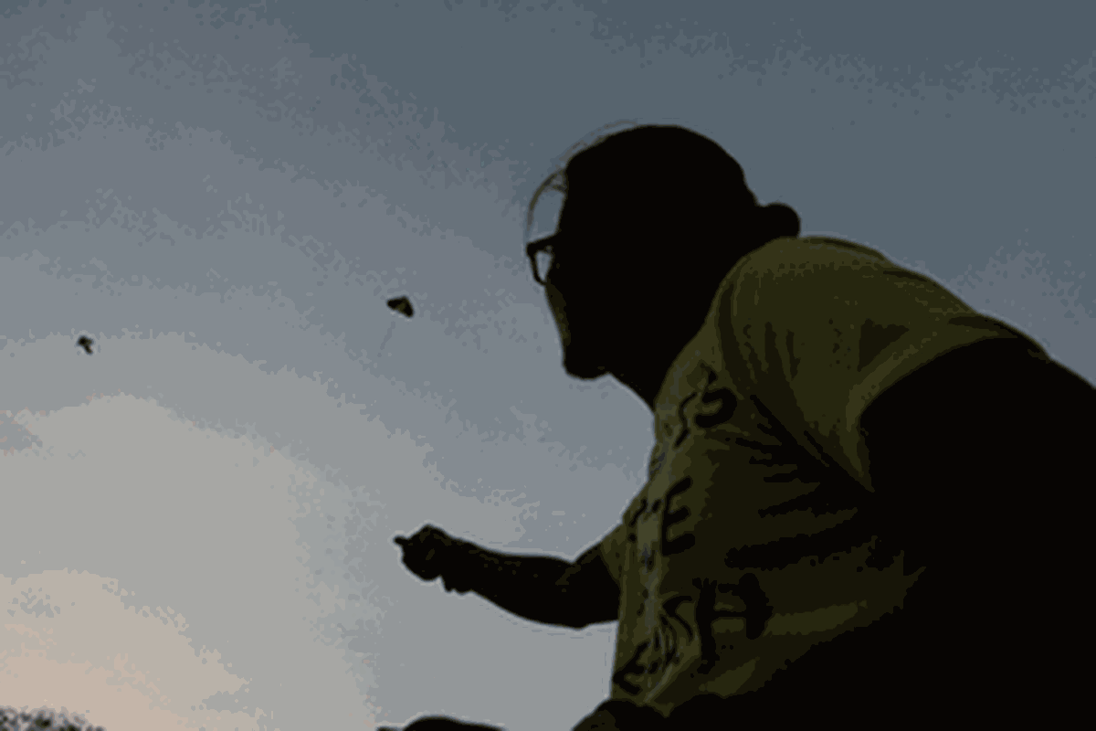 Bermain layang-layang.