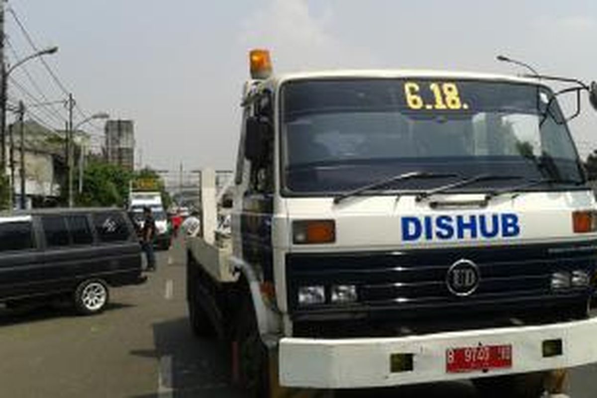 Aparat gabungan dari Dinas Perhubungan, UP Perparkiran, kepolisian dan TNI menertibkan parkir liar di Jalan Matraman Raya, Jakarta Timur, Senin (8/9/2014).
