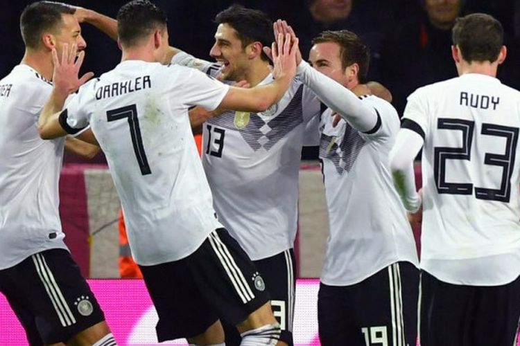 Pemain timnas Jerman merayakan gol penyelamat Lars Stindl (13) dalam laga uji coba kontra Prancis di Rhein Energie, Koeln, 14 November 2017.